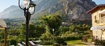 Villa Giuncalia A: A welcoming apartment surrounded by the greenery, with Free WI-FI.