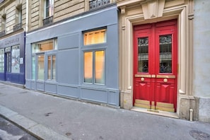 A building with a red door, a blue awning, and a sign that reads 'LOFT HOTEL'. - NEW! Eiffel Tour Splendid 2BR apt in Paris (Paris)
