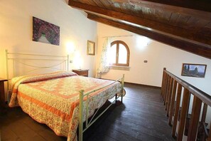 Free WiFi, bed sheets - Villa Giuncalia C: A welcoming apartment surrounded by the greenery, with Free WI-FI. (Giungano)