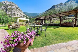 Outdoor dining - Villa Giuncalia C: A welcoming apartment surrounded by the greenery, with Free WI-FI. (Giungano)