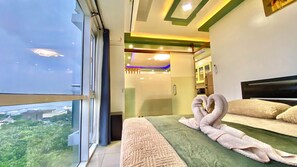 Apartamento de lujo, vistas a la bahía | Escritorio, espacio para trabajar con un portátil, cortinas opacas