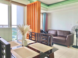 Apartamento de lujo, vistas a la bahía | Cocina privada | Frigorífico grande, microondas, horno y placa de cocina
