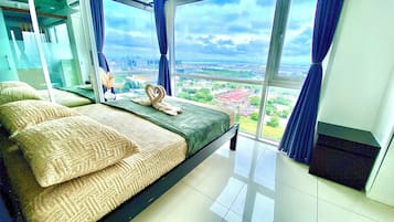 Luxury Condo, Bay View | Desk, laptop workspace, blackout curtains, soundproofing
