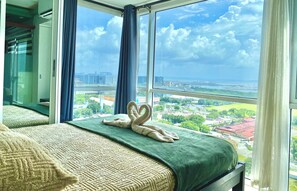 Condo Cao cấp, quang cảnh vịnh | Bàn, khu vực làm việc phù hợp cho laptop, màn/rèm cản sáng 