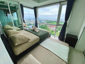 Apartamento de lujo, vistas a la bahía | Baño | Ducha, artículos de higiene personal gratuitos y secador de pelo