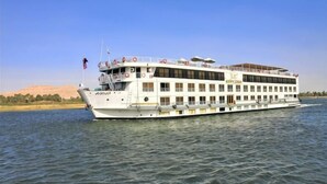 Un grand navire de croisière fluviale à plusieurs ponts, doté de nombreux ponts et de nombreuses fenêtres.