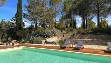 Hồ bơi ngoài trời