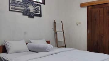Ein Schlafzimmer mit einem Bett, Kissen, einer Holzleiter und einer Holztür.