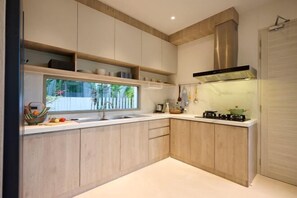 Private kitchen - New Cozy 3BR Pool Villa, Walk to Boat Avenue, Near Bangtao Beach - Villa Belcasa Phuket, Cherngtalay (Phuket)