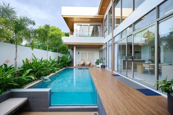 Outdoor pool - New Cozy 3BR Pool Villa, Walk to Boat Avenue, Near Bangtao Beach - Villa Belcasa Phuket, Cherngtalay (Phuket)