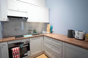 Cribs/infant beds