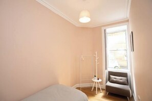 Cots/infant beds - Stylish Apartment in Edinburgh ‧ 5 beds 3 Bedrooms (Edinburgh)