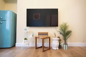 Cribs/infant beds
