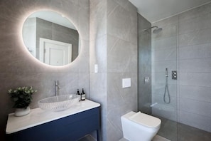 Bathroom - 311 Superior Maisonette (London)