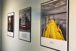 Tres obras de arte enmarcadas en una pared.