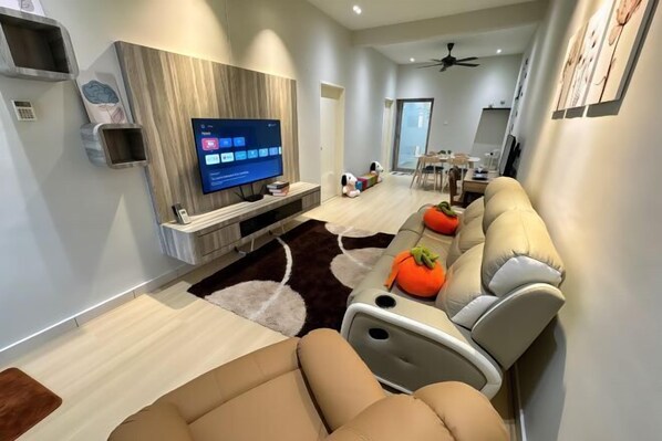 Interior - Austin Landed Honey Nest 10pax (Tebrau)