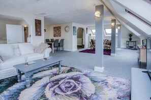 Room - The Penthouse - 1 Bedroom Penthouse - Milford Haven (Milford Haven)