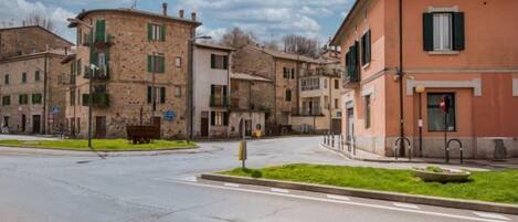 Una vista di una cittadina con edifici, una rotonda e una zona verde.