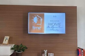 A welcome sign with a clock icon and the text 'Welcome Home' on a wall. - Time To Sleep — Casa Ala Una (Butuan)