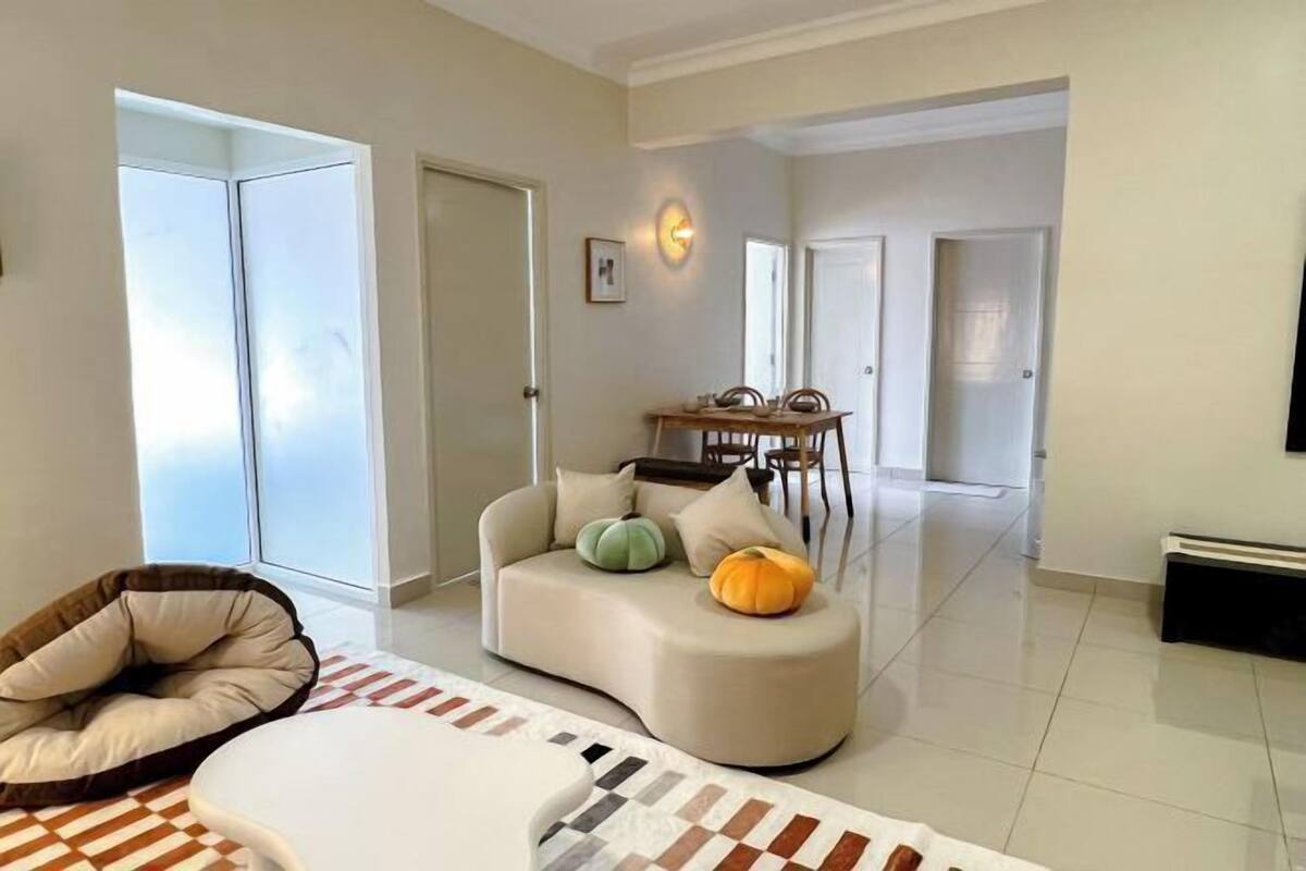 Een moderne woonkamer met een bank, een eettafel en een stoel.