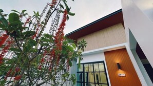 A modern building with a wooden door and a window. - DelZiaNa Bara Villa Pakbara Satun (La-ngu)