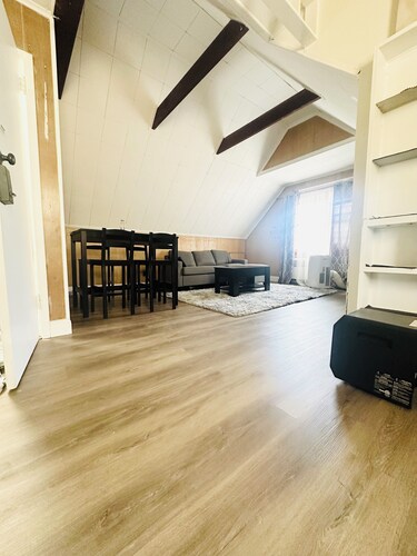 Modern & Comfortable Apt 3 mins walk to usb arena in the Heart of Queens Village