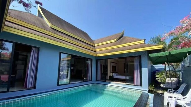 A modern house with a swimming pool, large windows, and a covered patio area. - The Iris Pool Villa (Chalong)