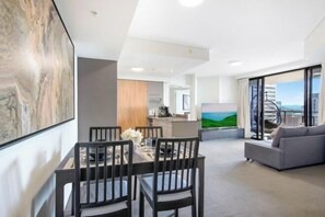 Cribs/infant beds - Arcade in the Sky - Views, Games & Vibes (Brisbane)