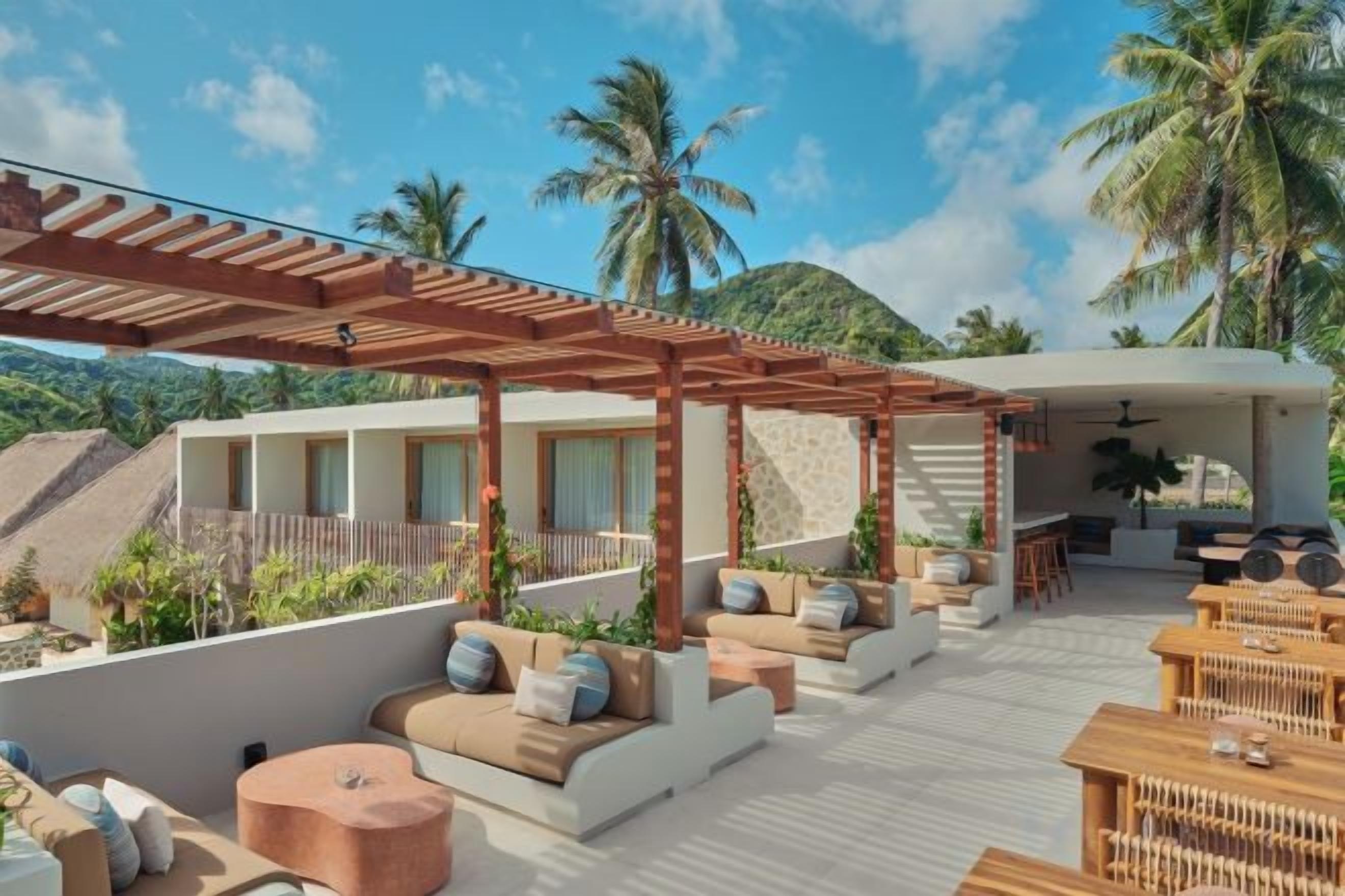 Una terraza en la azotea con mobiliario exterior, una zona cubierta y vistas a palmeras y montañas.