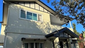 A two-story building with a flat roof and a balcony. - Sweet home (Concord West)