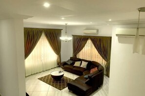 Room - 3 Bdrm city view @ Dzorwulu with a pool (Accra)