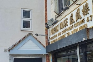 A building with a sign indicating it is a restaurant serving Chinese cuisine. - Min Su Rooms (Stanwell)
