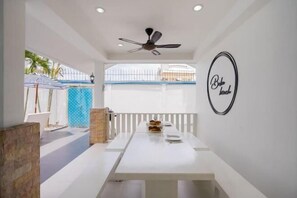 تناول الطعام بالخارج