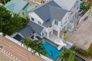 A multi-story house with a swimming pool, a basketball court, and a tennis court. - Baba beach (Pattaya)
