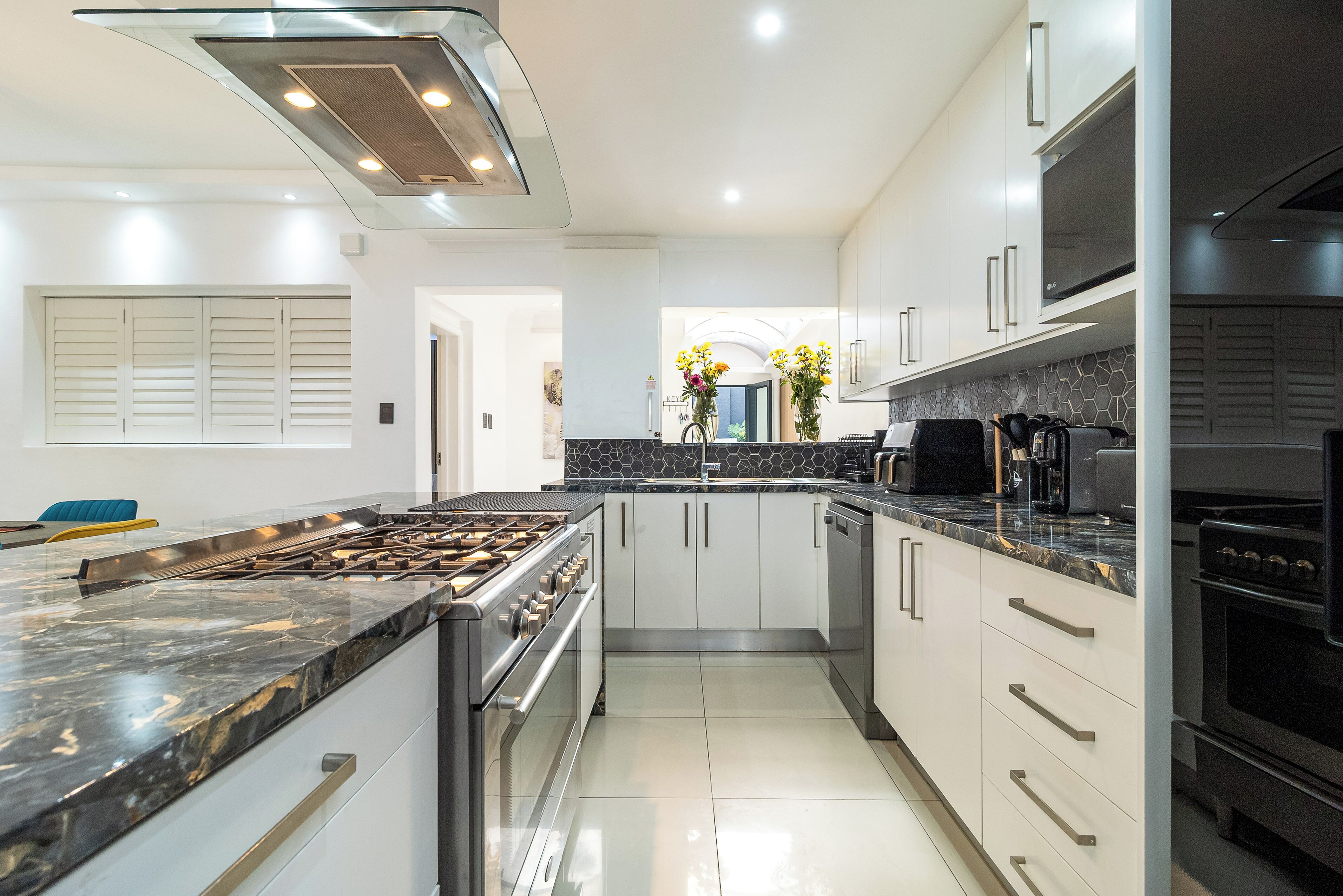 Mikrobølgeovn, ovn, kokeplater og oppvaskmaskin