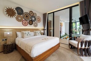 Ein Hotelzimmer mit einem großen Bett, einer Couch, einem Fernseher und einem Balkon mit Blick.