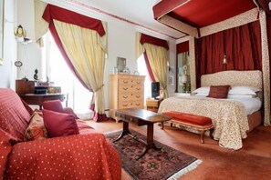 A bedroom with a bed, a dresser, a nightstand, a desk, and a chair. - Steps to Sloane Square (London)