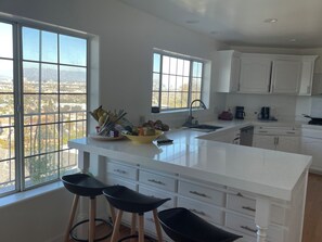 Microwave, oven, stovetop, dishwasher - Hillside 4-bedroom house with Spectacular Views of Los Angeles & Hollywood Sign (Los Angeles)