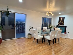 Dining - Hillside 4-bedroom house with Spectacular Views of Los Angeles & Hollywood Sign (Los Angeles)