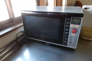 A microwave on a kitchen counter. - Private Villa Gifu Takayama (Takayama)