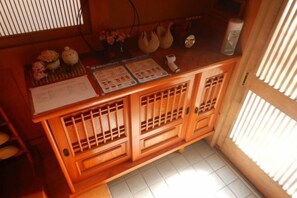Un mueble de madera con papeles y adornos en la parte superior.
