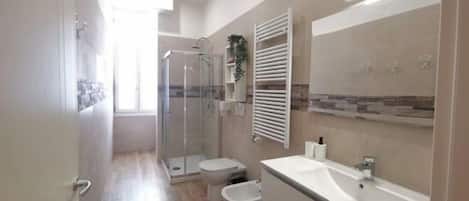 Cribs/infant beds