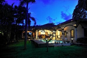 A house with a swimming pool, a covered patio, and a well-maintained garden. - Kesorn Charming Authentic Thai Pool Villa Phuket (Phuket)