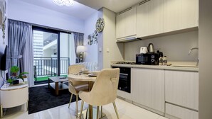 Apartemen Deluks, balkon, pemandangan kota | Makan di kamar
