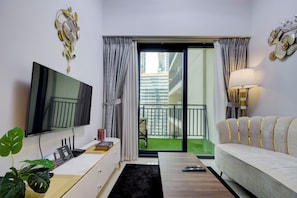 Deluxe Apartment, Balcony, City View | Living area