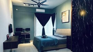 A modern bedroom with a bed, desk, and a ceiling fan. - Johor Cozy Home 2 Rooms & Easy Parking Fast WiFi ! (Plentong)