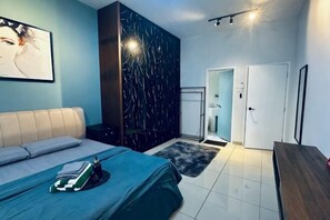 A modern bedroom with a bed, a wardrobe, and a bathroom door. - Johor Cozy Home 2 Rooms & Easy Parking Fast WiFi ! (Plentong)