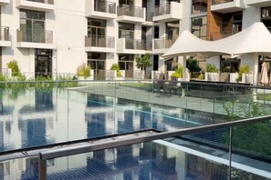 Outdoor pool - Elite LUX Holiday Homes - Modern Style Studio Superior Facilities in Arjan, Dubai (Dubai)