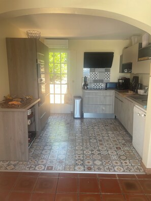 Private kitchen - Villa for rent for eight people with swimming pool and view of Saint-Tropez (Roquebrune-sur-Argens)