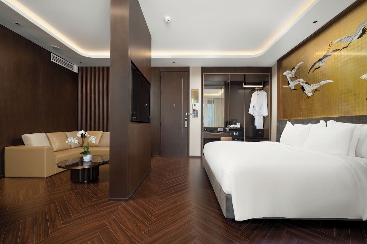 Suite junior, balcón, vista al océano | Artículos del minibar gratis y caja de seguridad en la habitación